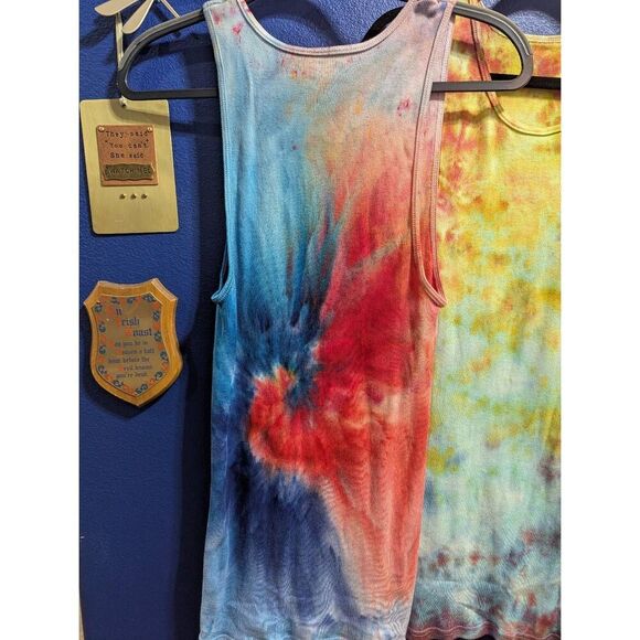 5/25 Pair of Tie Dye Tanks - Picture 5 of 9